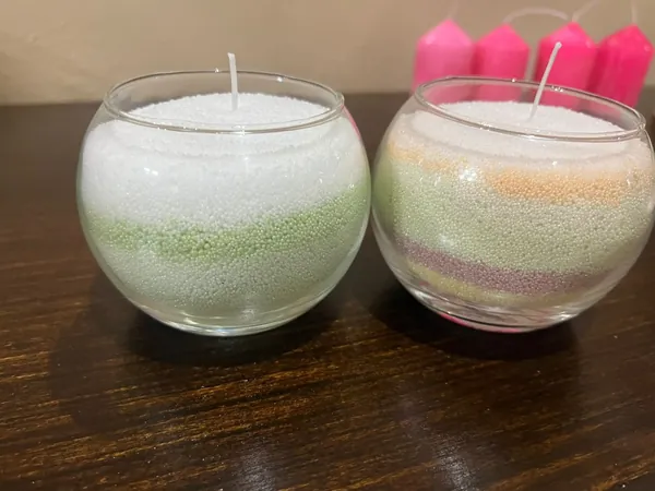 Dos peceras con arena de cera en capas de colores