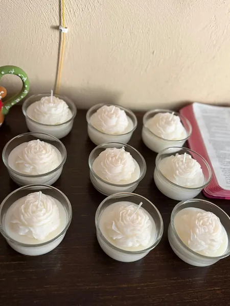 Nueve mini velas de rosas blancas en vasitos de vidrio